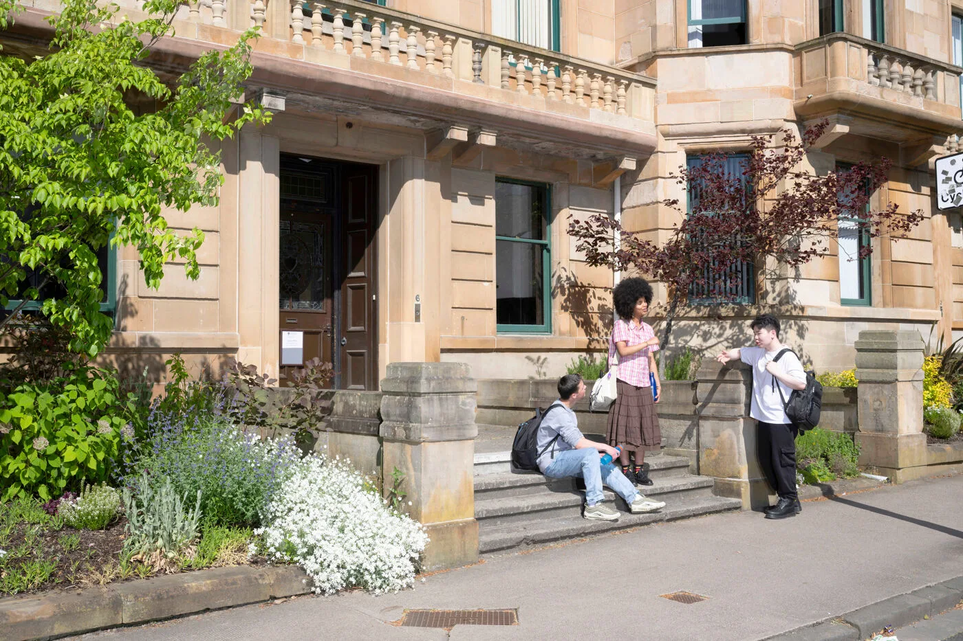 Студенты у корпуса University of Glasgow